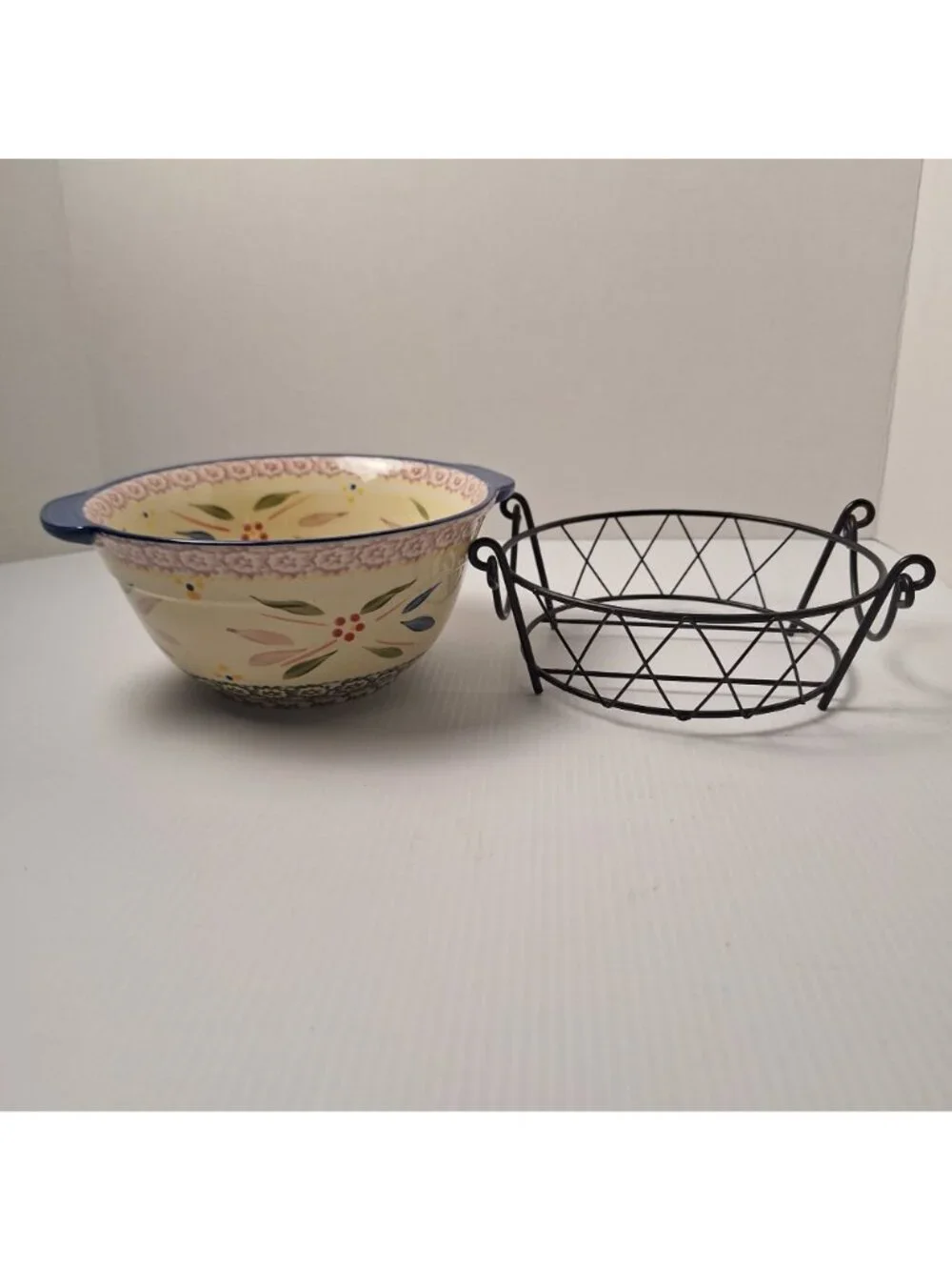TEMP-TATIONS OLD WORLD 1.5 QUART PRESENTABLE OVENWARE BY TARA METAL STAND/BASKET